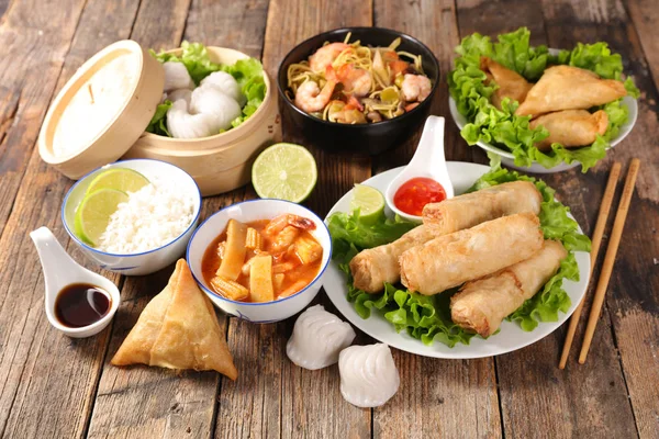 Ποικιλία Από Παραδοσιακές Ασιατικές Φαγητό Που Σερβίρεται Στο Τραπέζι — Φωτογραφία Αρχείου