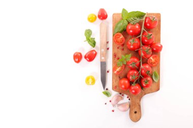 kiraz domates, sarımsak ve fesleğen bıçak ile ahşap tahta üzerinde