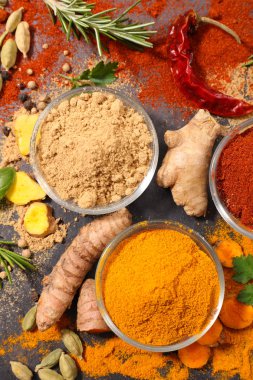 otlar ve baharatlar kase masada