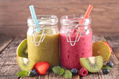 Kavanozlarda meyve suyu ve pipet.