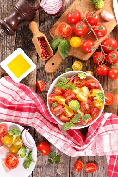 Ensalada Tomate Con Albahaca Mesa Con Ingredientes — Foto de Stock