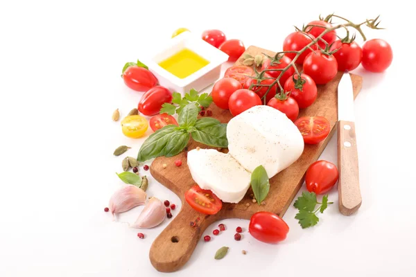 Domates Fesleğen Mozzarella Peyniri Gemide Bıçak Sarımsak Ile — Stok fotoğraf