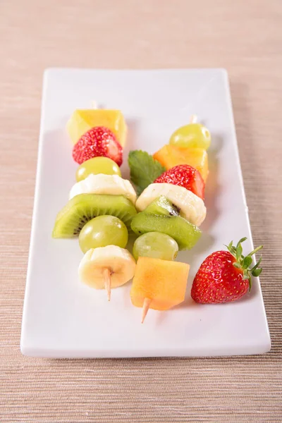 Verse Desserten Gemaakt Van Vruchten Spiesjes Plaat — Stockfoto