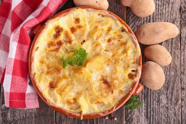 Kremalı ve peynirli fırında patates