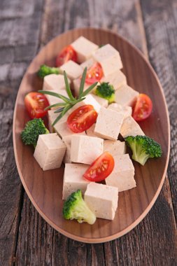 tofu ve uzun tabakta sebze