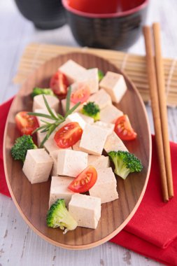 tofu ve çiğ sebze plaka üzerinde