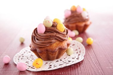 çikolatalı krema, Paskalya yumurtaları şeker ile kek