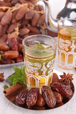 çay ve kuru tarihleri masaya servis