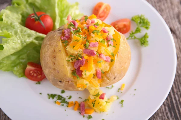 Batata Assada Presunto Queijo Prato Branco — Fotografia de Stock