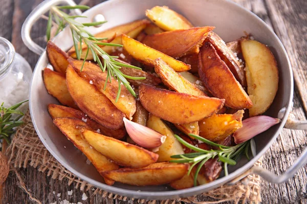 Fried Potatoes Garlic Rosemary — Stock Photo, Image