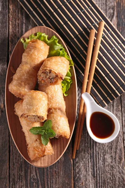 Kızarmış samosa tabakta yemek çubukları ve soya sosu ile