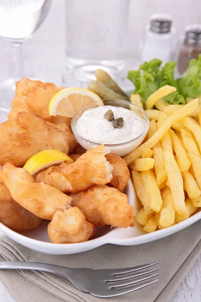 Pescado Patatas Fritas Servidas Plato Blanco — Foto de Stock