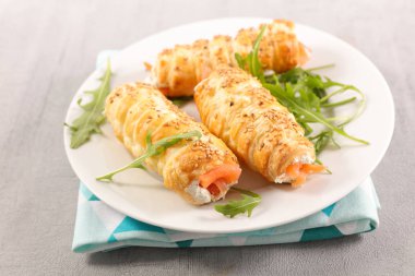 pasta peynir ve roka ile plaka somon ile doldurma