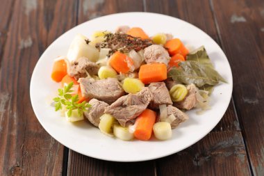 Beyaz tabakta sebzeli et güveç