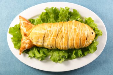 Balık pişmiş hamur ceket ve salata ile