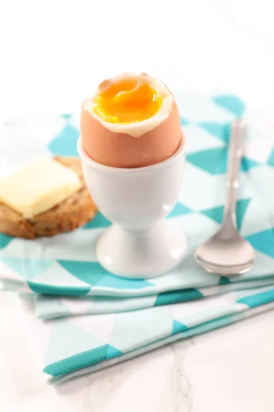 Яке Варене Яйце Яке Подається Стійці Ложкою Хліб Маслом — стокове фото