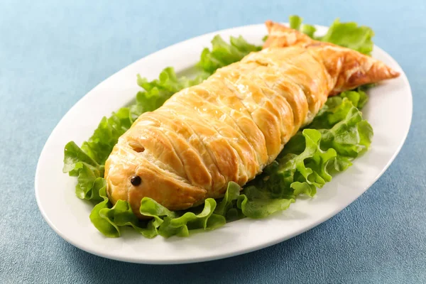 Balık pişmiş hamur ceket ve salata ile