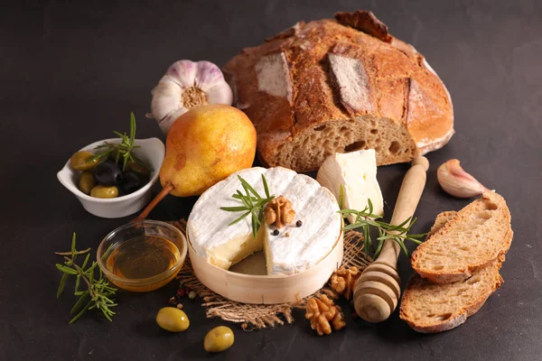 Camembert Mit Honig Brot Birne Knoblauch Oliven Und Walnüssen — Stockfoto