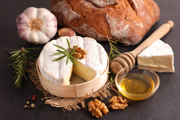 Camembert Con Miel Nueces Ajo Romero Pan —  Fotos de Stock