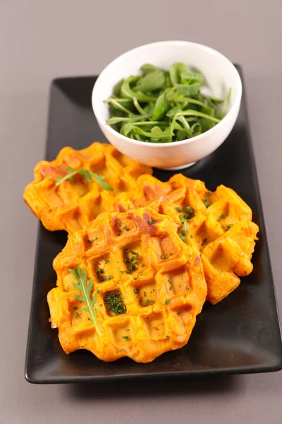 Vegane Kartoffelwaffeln Auf Schwarzem Teller Mit Salat — Stockfoto