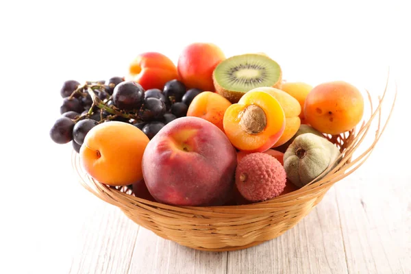 Cesta Con Frutas Sobre Mesa Madera — Foto de Stock