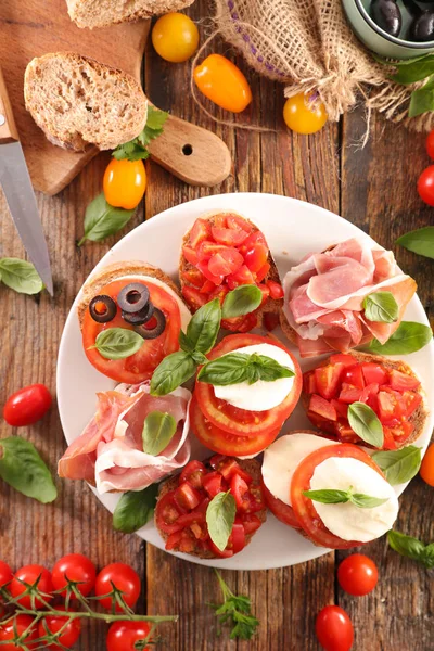 Bruschettas Con Tomates Jamón Albahaca — Foto de Stock