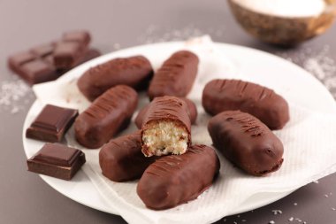 Çikolata Hindistan cevizi Şeker plaka üzerinde