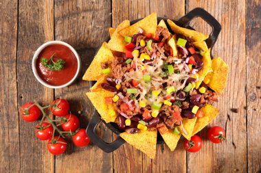 sığır eti, fasulye ve peynirli tortilla cips