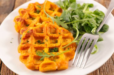 patates ve salata yapılan vegan gözleme