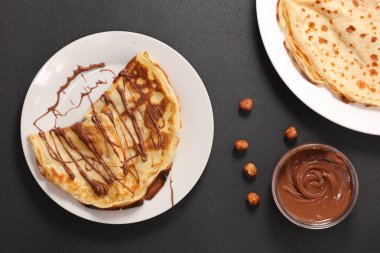 çikolata ve fındık ile krep