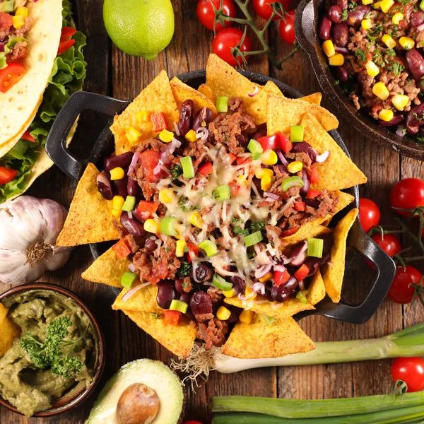Mexikanisches Essen Nachos Mit Dip Der Pfanne — Stockfoto