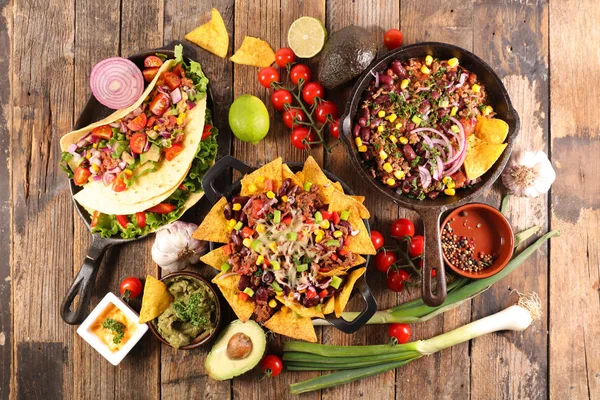 木製のテーブルにメキシコ料理の品揃え — ストック写真