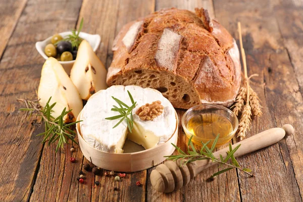 Camembert Mit Brot Birne Oliven Und Honig — Stockfoto