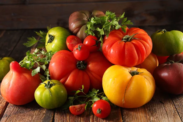各种颜色和种类的西红柿 — 图库照片