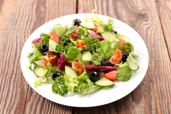 Ahşap Masanın Üzerine Karışık Sebze Salatası — Stok fotoğraf