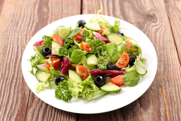 Salada Legumes Misturada Mesa Madeira — Fotografia de Stock