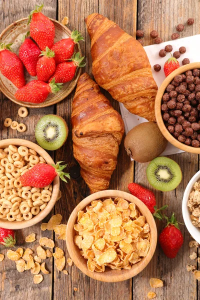 Croissant Obst Und Frühstückszerealien — Stockfoto