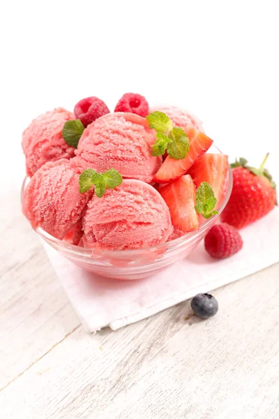 浆果水果冰淇淋 — 图库照片