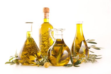 Beyaz arka plan üzerinde izole çeşitli petrol şişe