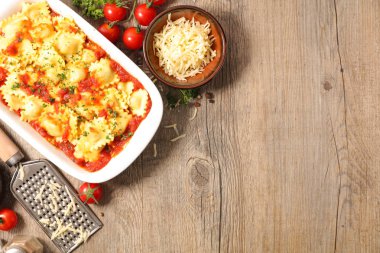 Domates soslu ve peynirli İtalyan mantısı.