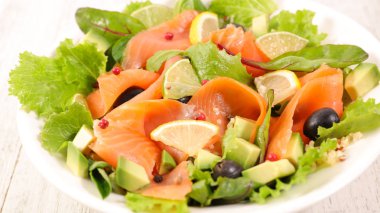 marul ve Beyaz tabaklar de somon