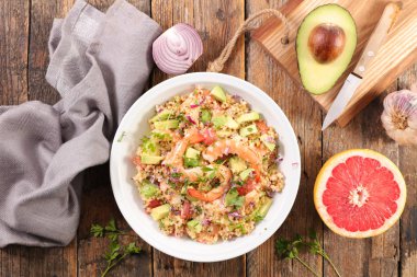 karışık quinoa salata ahşap tablo