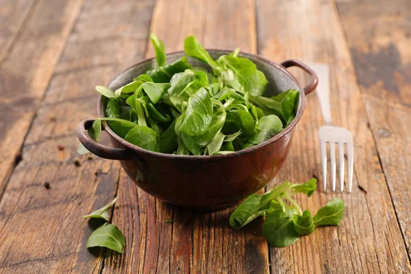 Salada Verde Sobre Fundo Madeira — Fotografia de Stock