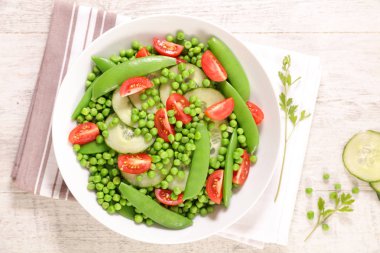 fasulye bezelye ve salatalık sebze salatası