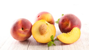 Taze şeftali ve yaprak