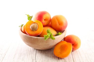 taze kayısı ve yaprak