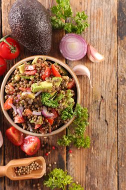 mercimek ile sebze salatası