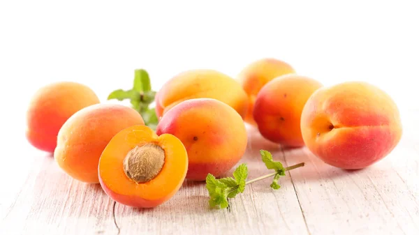 新鲜的杏叶 — 图库照片