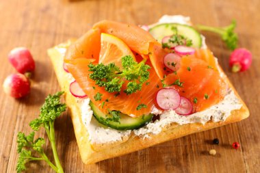 somon ve sebze ile waffle