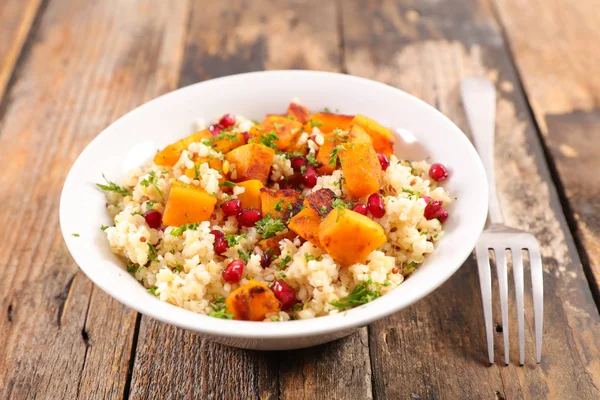 Gemischter Quinoa Salat Auf Holztisch — Stockfoto